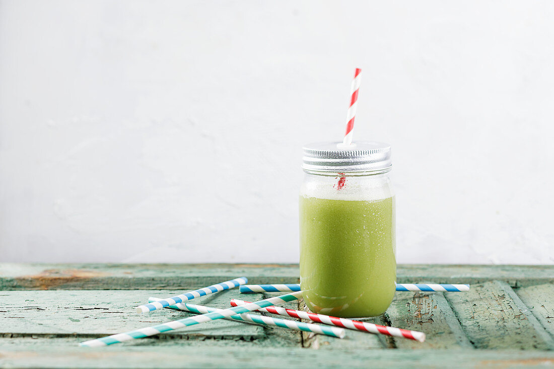 Low-carb green protein smoothie to take away