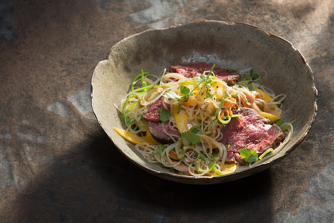 Glasnudelsalat mit geräuchertem Rinderfilet