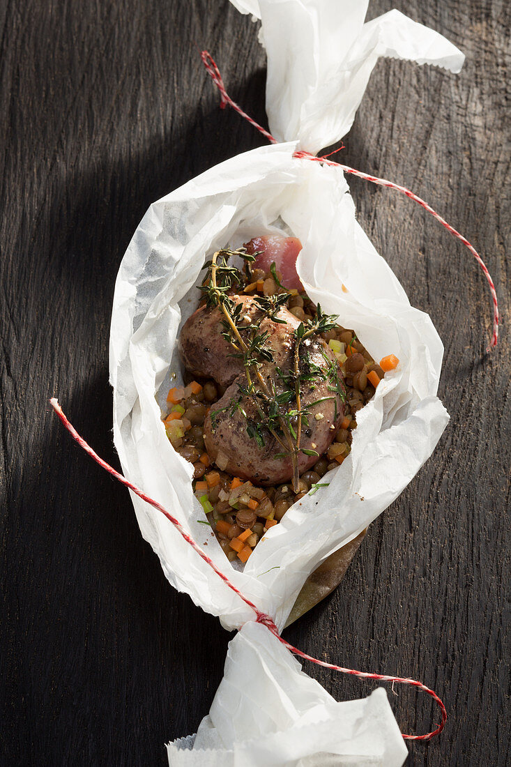 Lamb kidneys with mountain lentils and pork belly in parchment paper