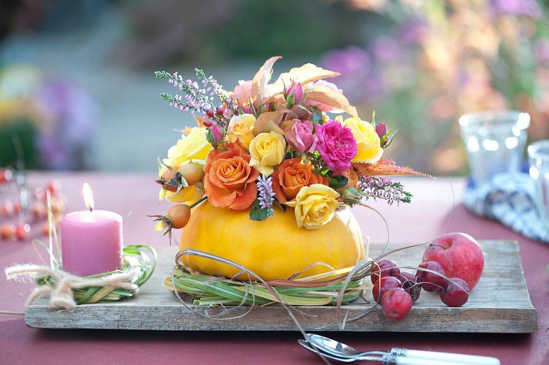 Herbst-Strauß aus Rosen und Heide in Kürbis als Vase