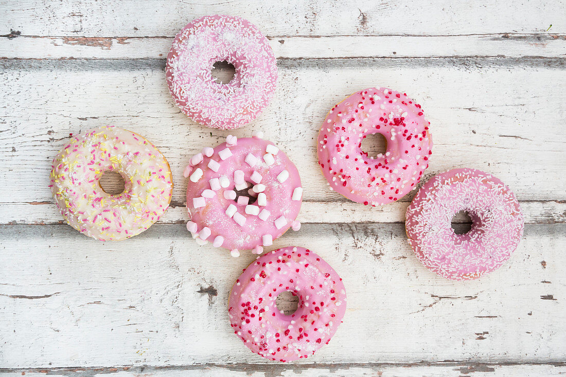 Donuts mit rosa Zuckerglasur und Zuckerdekoration