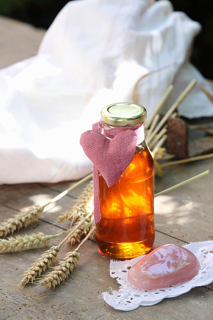 Massageöl aus Weizenkeimöl, Ringelblume, Lavendel und Grapefruitöl als Geschenk für werdende Mütter