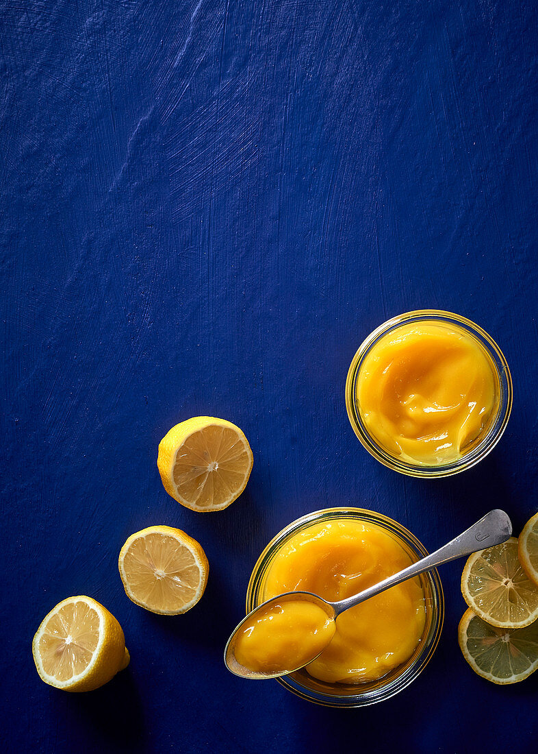 Selbstgemachtes Lemon Curd in Gläsern (Aufsicht)