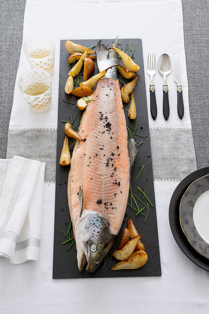 Gekochter Lachs mit gerösteten Birnen und Meerrettichsauce