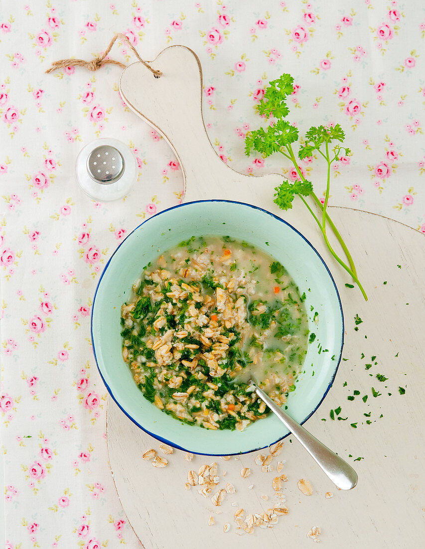 Haferflockensuppe mit Petersilie