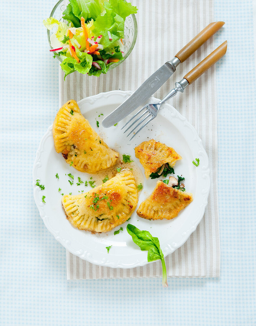 Maultaschen (Swabian ravioli) filled with spinach and mushrooms and a mixed leaf salad