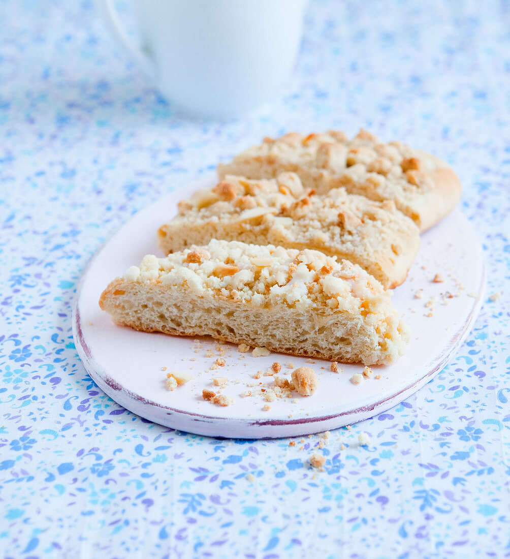 Streuselkuchen, in Stücke geschnitten