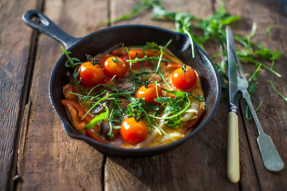 Omelett mit Paprika, Tomaten und Rucola