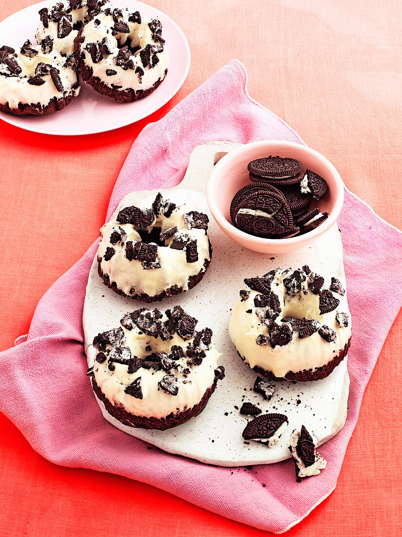 Dunkle Cookies & Cream Donuts mit Oreo Keksen