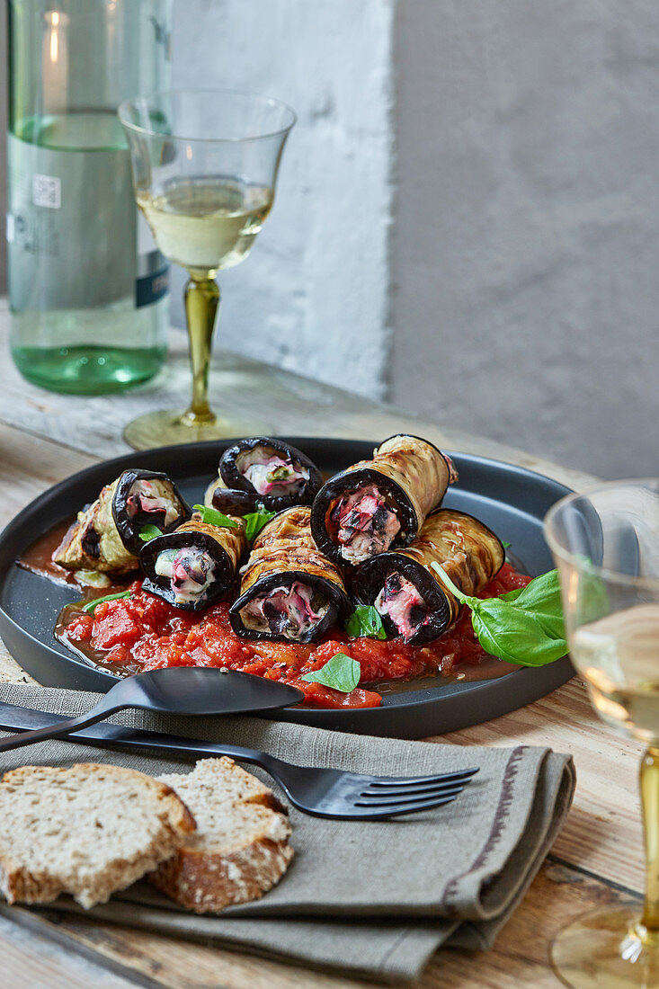 Auberginen-Involtini mit Ricotta-Mangold-Füllung und Tomatensauce