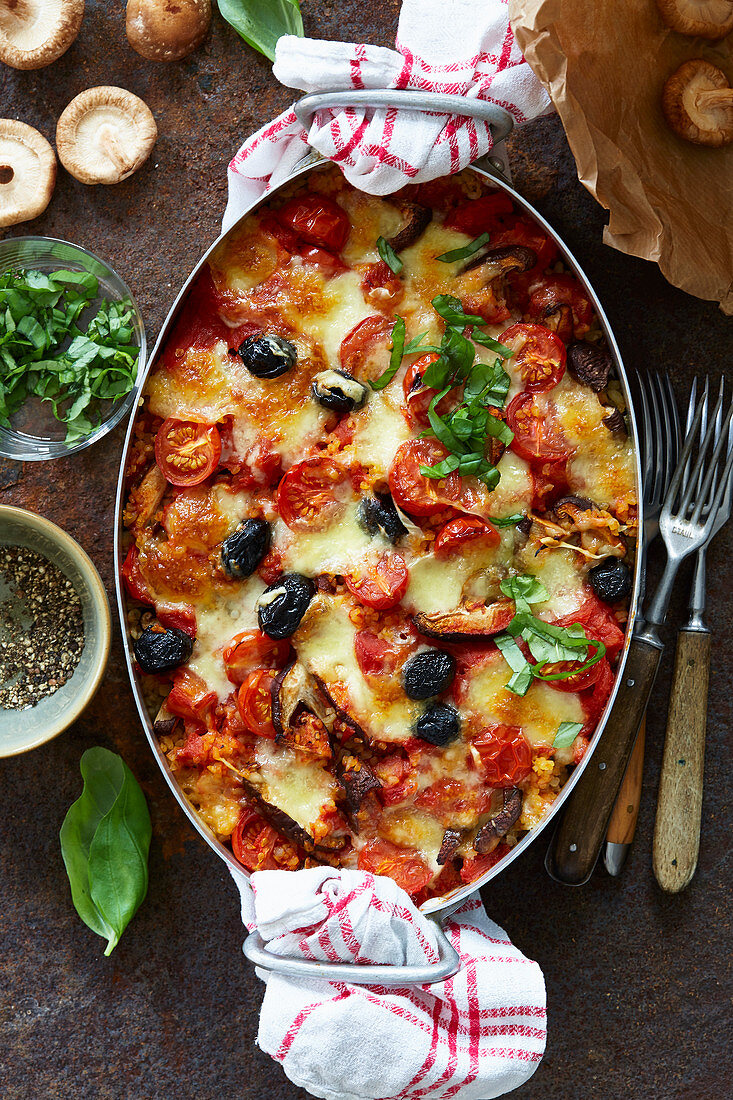 Caprese-Auflauf mit Bulgur und Pilzen