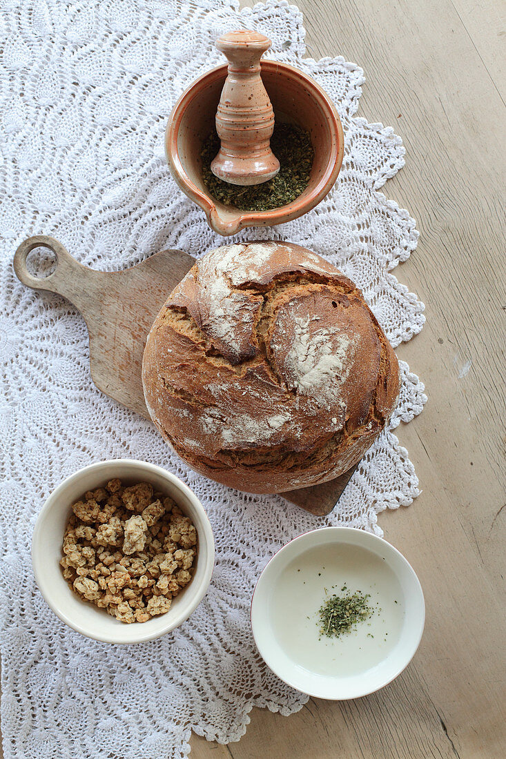 Herb powder with yoghurt, bread and muesli