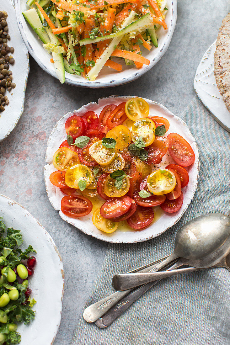 Gemischter Tomatensalat mit Olivenöl und frischem Basilikum
