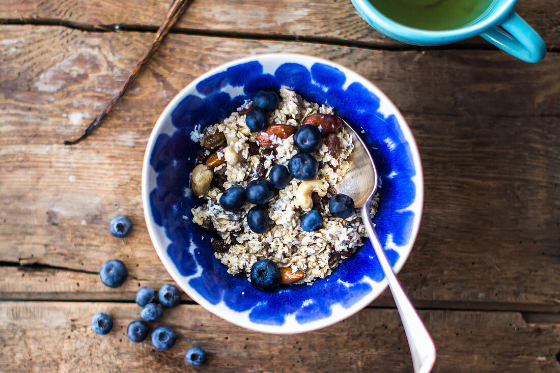 Overnight Oats mit Heidelbeeren und Nüssen