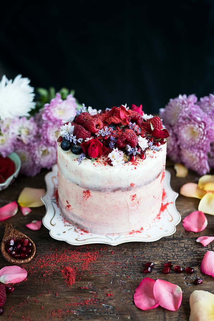 Red Velvet Schichtkuchen mit Himbeeren