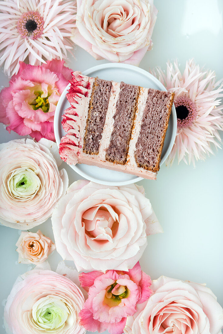 Ein Stück Erdbeermilchshake-Kuchen