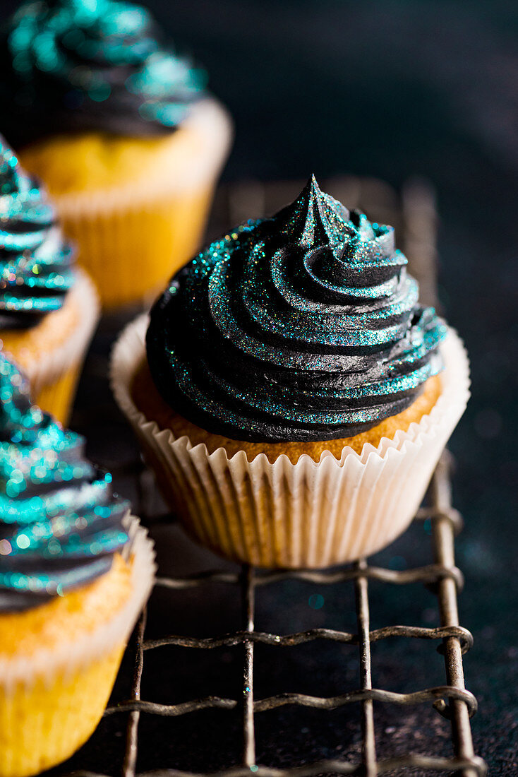 Cupcake mit schwarzer Buttercreme und Glitter