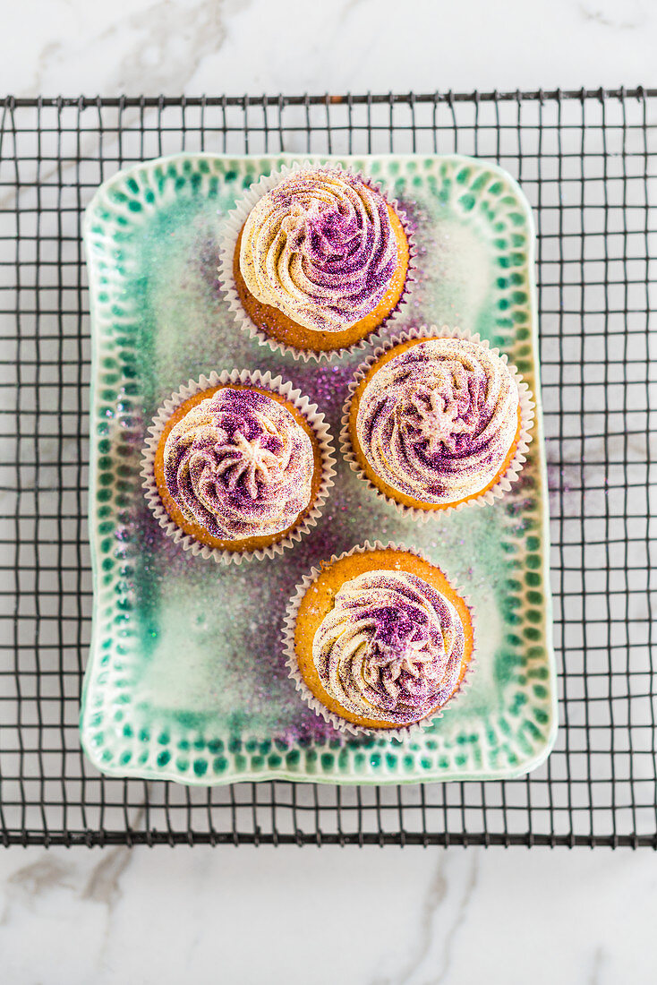 Cupcakes mit Buttercreme und lila Glitter