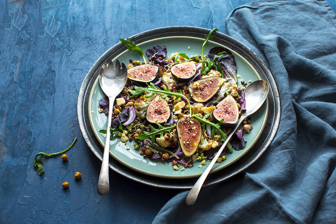 Salat mit Feigen, Rucola, Hülsenfrüchten, Blumenkohl und Käse