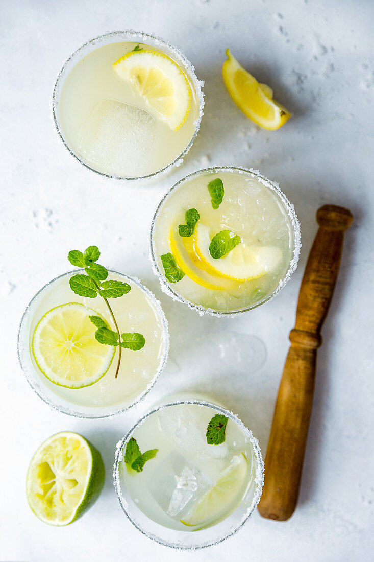 Mojitos with limes, lemons and mint