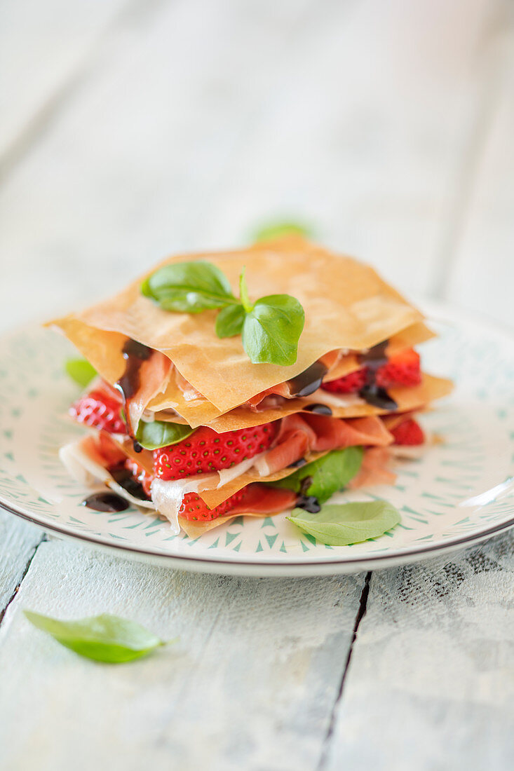 Erdbeer-Serrano-Lasagne mit Filoteig und Balsamicocreme