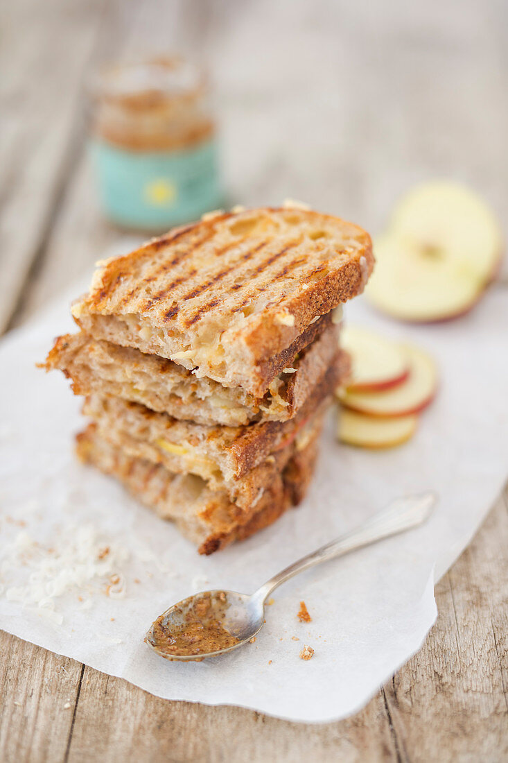 Grilled Cheese Sandwich mit Zwiebelbrot, Karamellsenf und Äpfeln auf Pergamentpapier (New York)