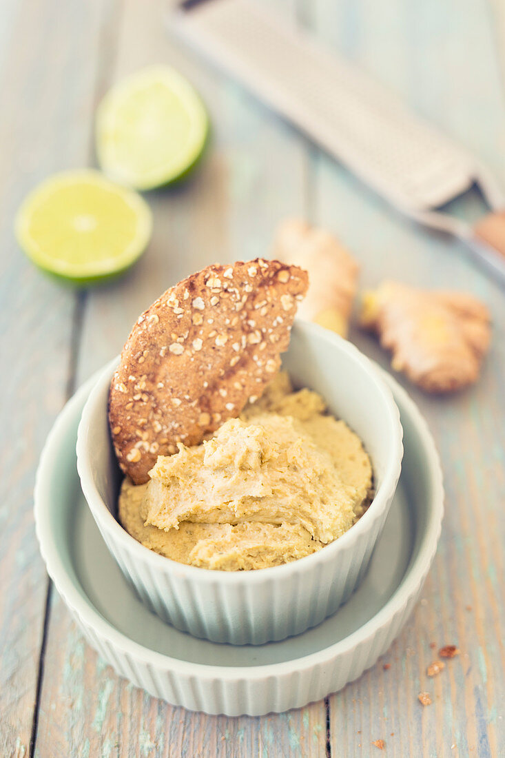 Ingwer-Hummus mit Limette, dazu Knäckebrot