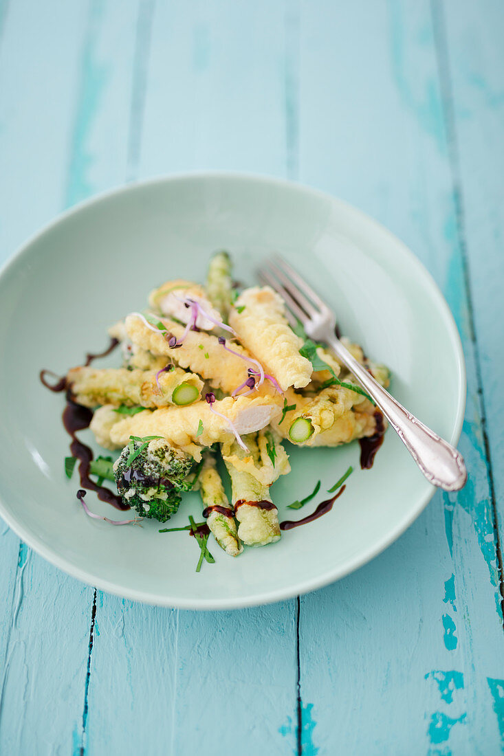 Hähnchen- und Gemüse-Tempura mit Balsamicocreme