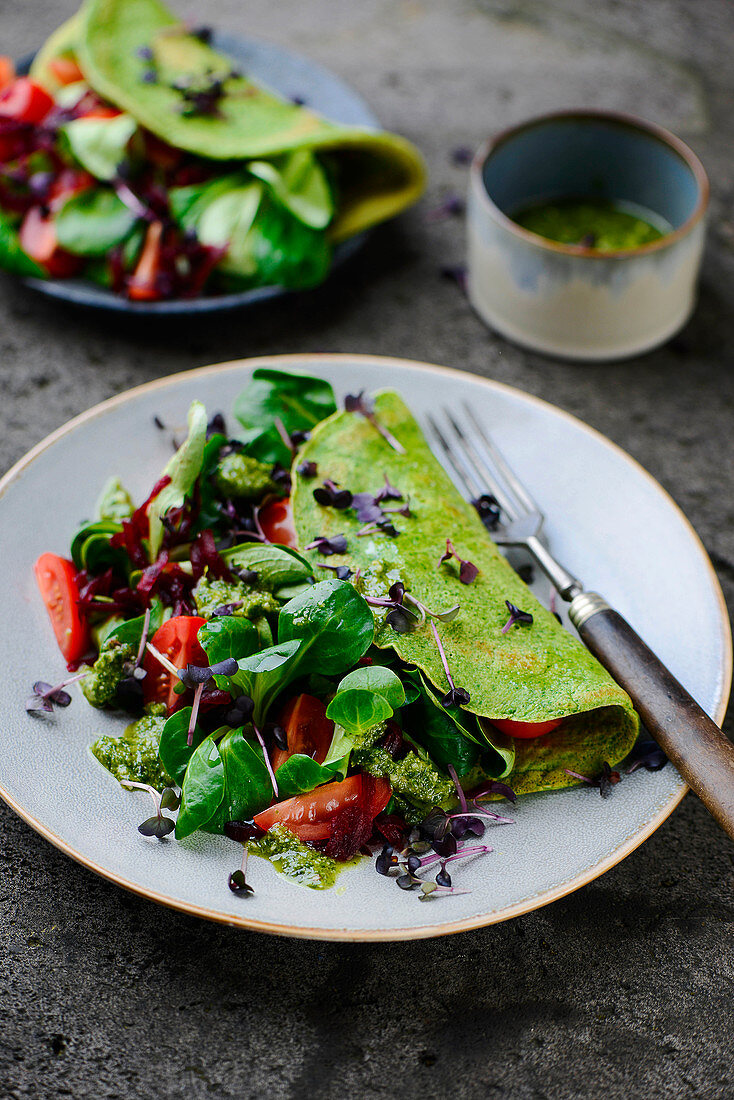 Spinat-Omelett mit Salat und Pesto