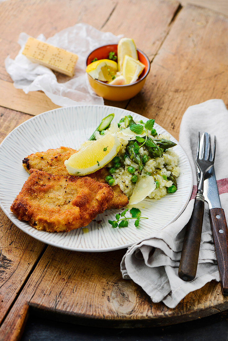 Panierte Schweineschnitzel mit Frühlingsrisotto