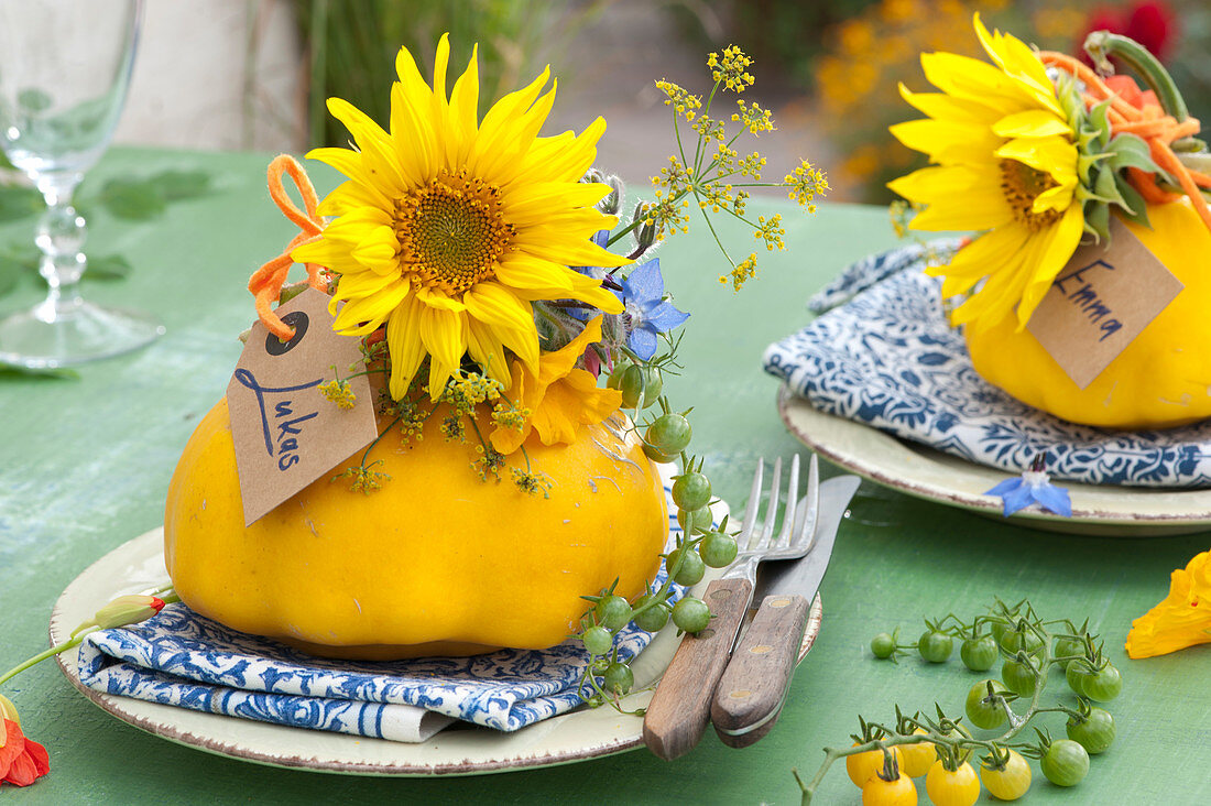 Herbstliche Servietttendeko mit Sonnenblumen und Kürbis