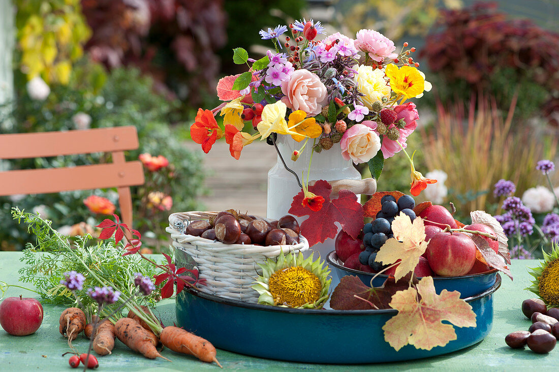 Kleines Erntedank-Arrangement mit Blumen, Obst und Gemüse