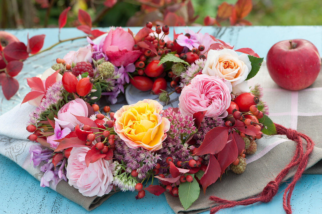 Herbst-Kranz mit Rosen, Hagebutten, Fetthenne, Phlox und Blättern