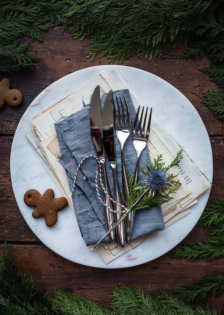 Weihnachtsgedeck mit Besteck und Plätzchen