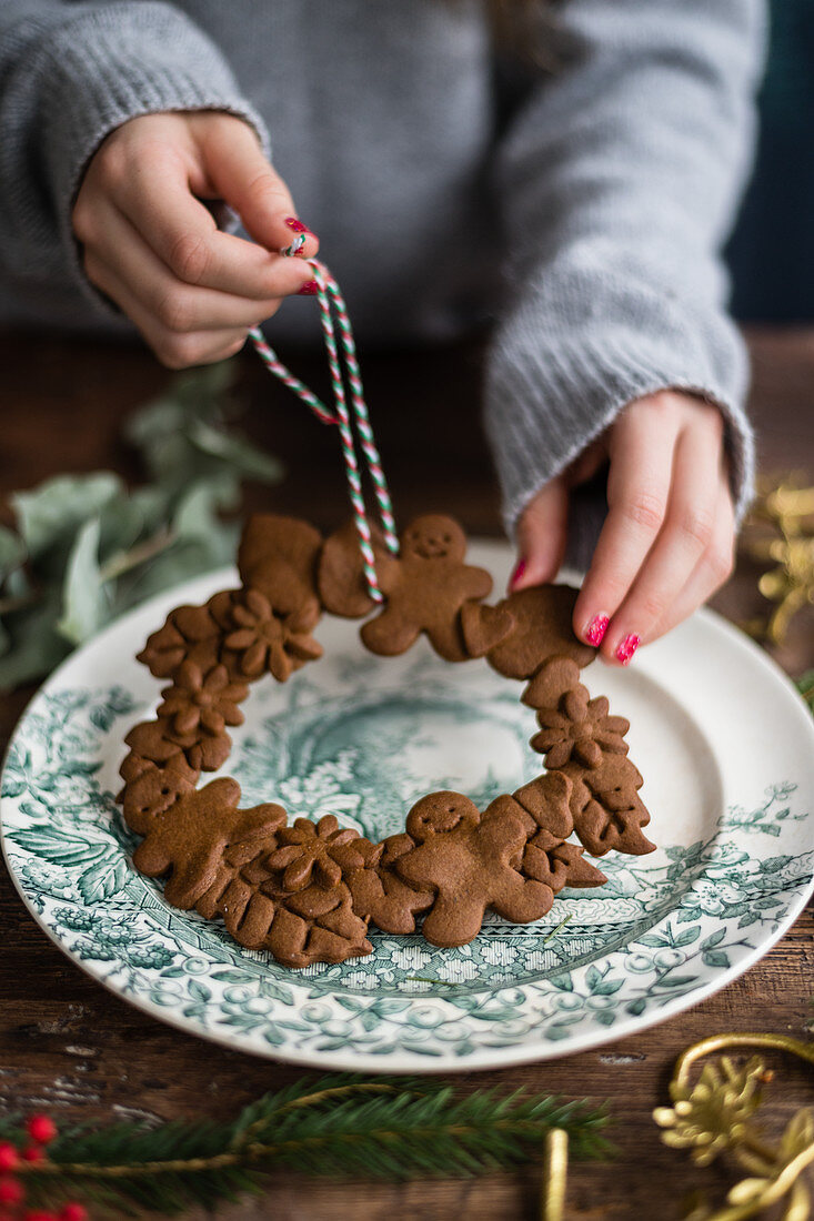 Kranz aus Lebkuchenplätzchen als Weihnachtsdeko