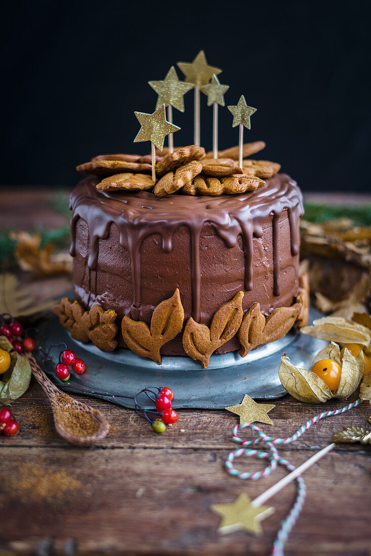 Veganer Lebkuchen-Schichtkuchen mit Schokoladenglasur