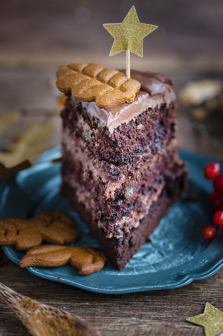 Ein Stück veganer Lebkuchen-Schichtkuchen mit Schokoladenglasur