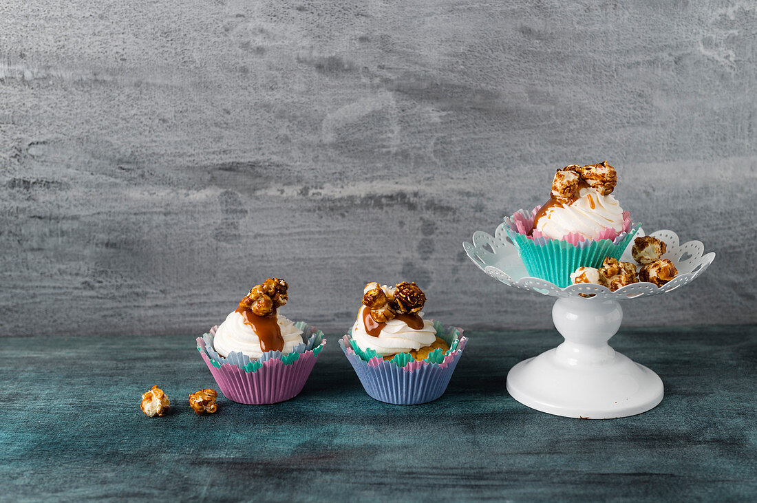 Cupcakes with vanilla buttercream, caramel sauce and caramel popcorn