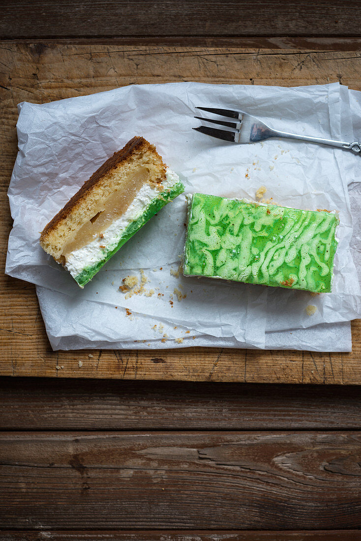 Veganer Apfel-Sahne-Kuchen mit grünem Geleeguss