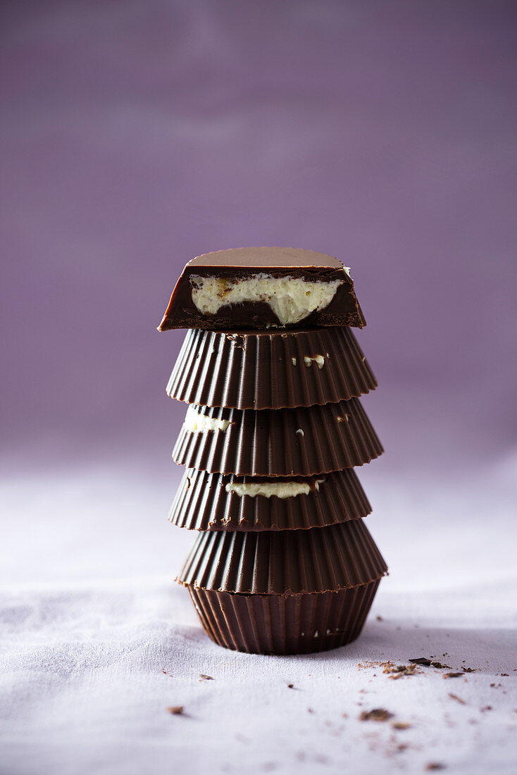 Vegane Schokoladen-Cups mit Mangocremefüllung