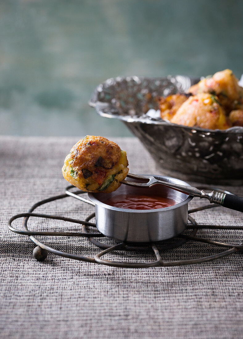 Vegane frittierte Klebreis-Gemüse-Bällchen