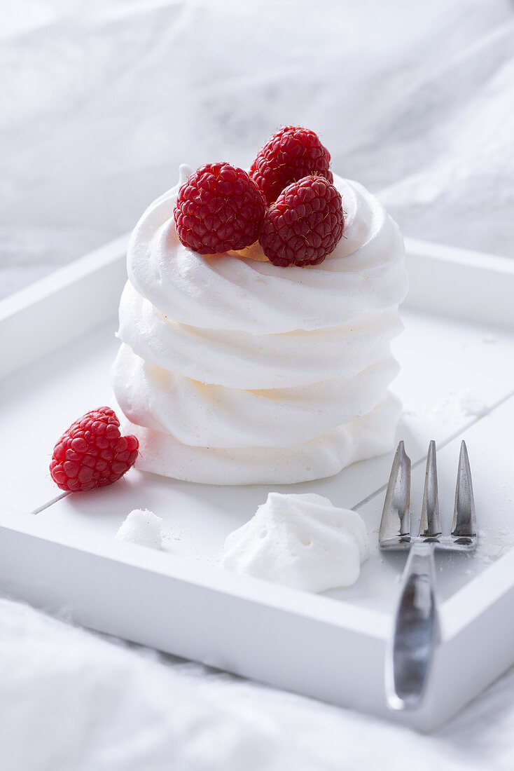 Vegane Meringue aus Aquafaba mit frischen Himbeeren