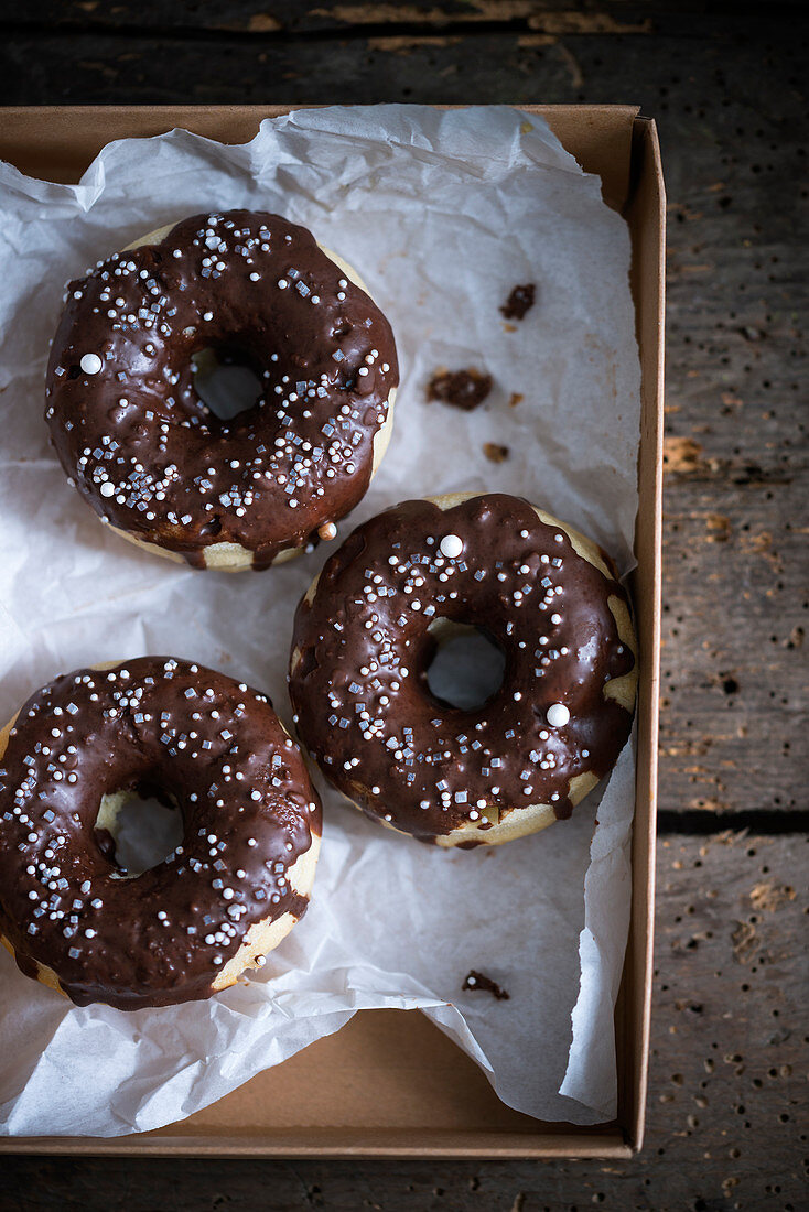 Vegane ofengebackene Donuts mit Schokoladenglasur