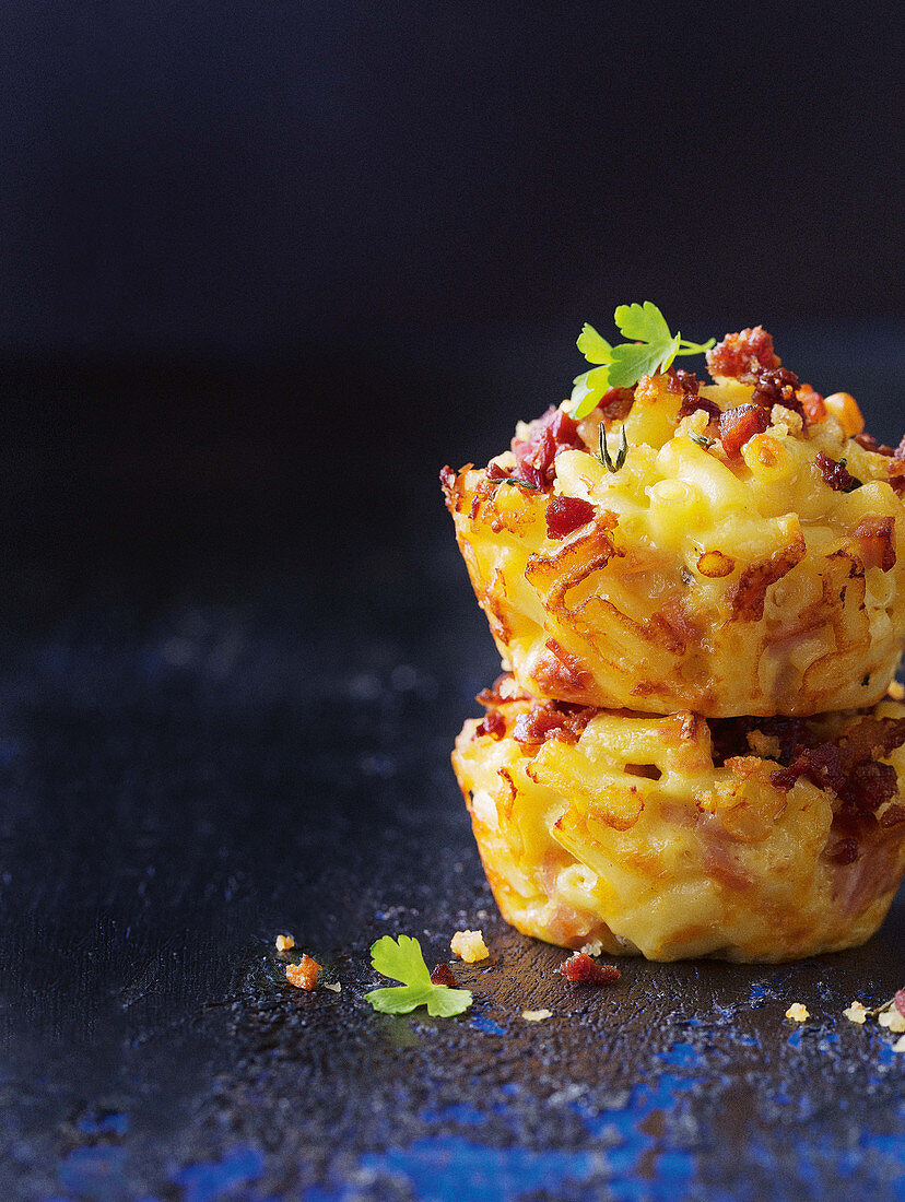 Knusprige Mac and Cheese Muffins mit Speck (Nahaufnahme)