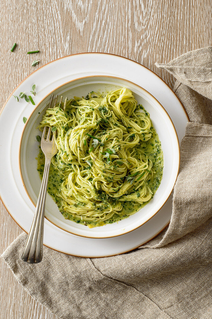 Maccheroncini di Campofilone (dünne Eierspaghetti) mit Kräutersauce