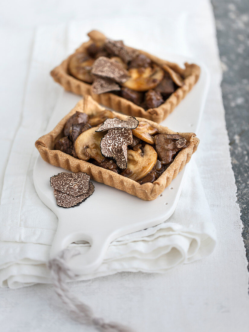 Tarteletts mit Hühnerleber, Champignons und schwarzem Trüffel