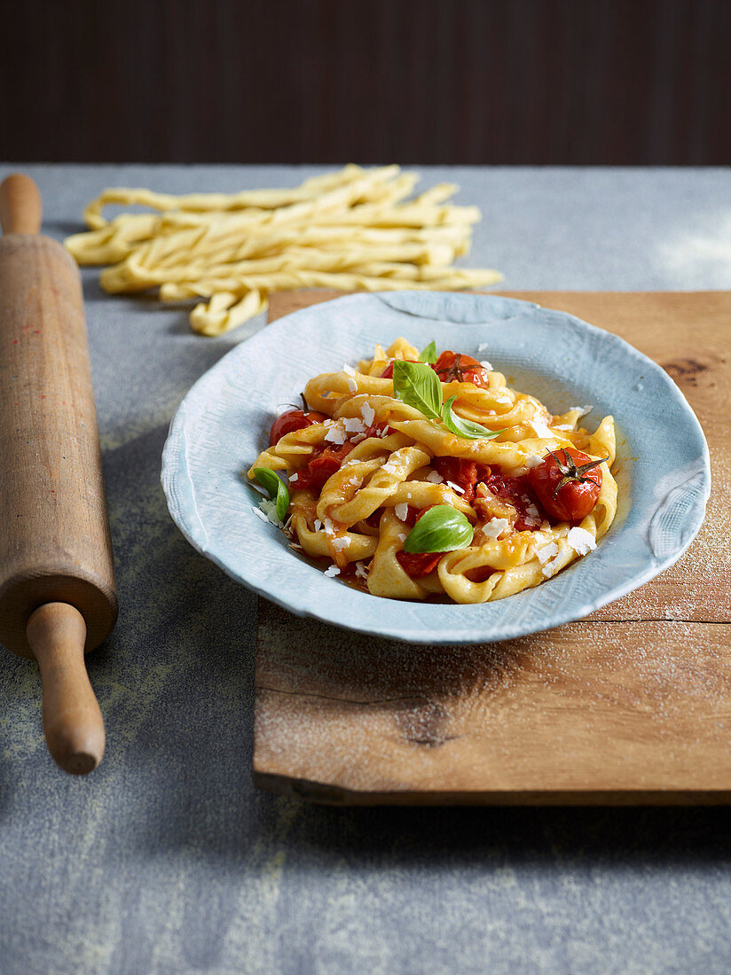 Frische Maccheroni mit Tomaten und Käse (Italien)