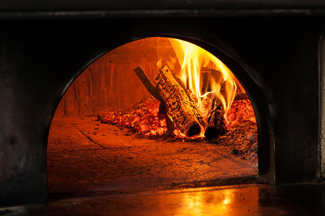 Brennendes Feuer im Pizzaofen