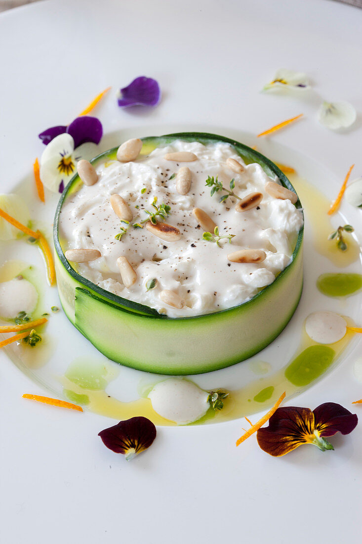 Stracciatella Käse mit Zucchini und Pinienkernen