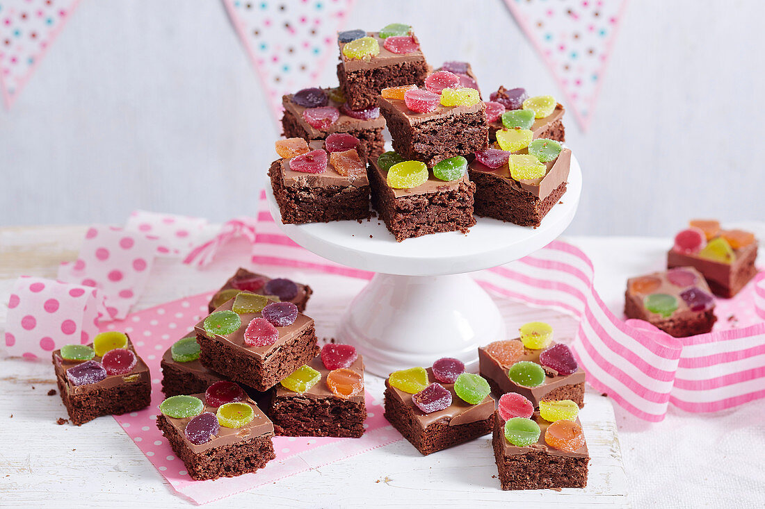 Schokogebäck mit bunten Geleebonbons